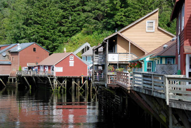 drewniane budynki na palach nad wodą w creek street w ketchikan - creek street zdjęcia i obrazy z banku zdjęć