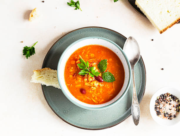 sopa casera de lentejas gruesas y frijoles rojos con verduras adornar con hierbas. comida en forma y saludable, vegetariana y vegana. vista superior. - lentil dinner holiday mediterranean cuisine fotografías e imágenes de stock