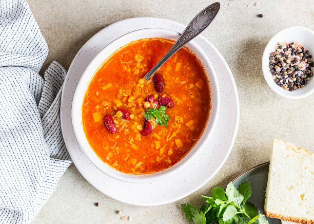 수제 두꺼운 렌즈콩과 붉은 콩 수프에 채소를 허브로 장식합니다. 적합하고 건강한, 채식주의 자 및 비건 식사. 맨 위 보기입니다. - lentil dinner holiday mediterranean cuisine 뉴스 사진 이미지