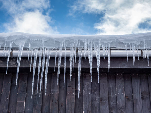 eiszapfen hängen im winter auf einem dach - icicle hanging snow moving down stock-fotos und bilder