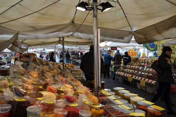 ローマの歴史的なカンポ・デ・フィオーリ食品市場 - rome flower market store flower ストックフォトと画像