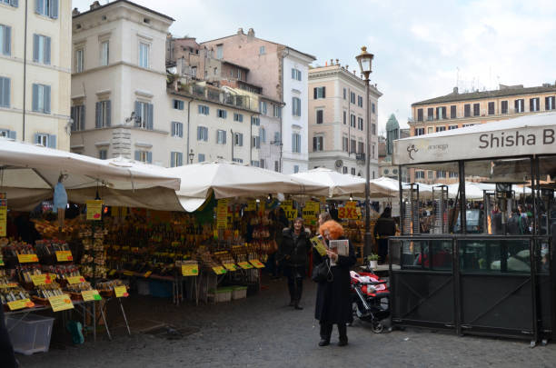ローマの歴史的なカンポ・デ・フィオーリ食品市場 - rome flower market store flower ストックフォトと画像