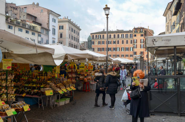 ローマの歴史的なカンポ・デ・フィオーリ食品市場 - rome flower market store flower ストックフォトと画像