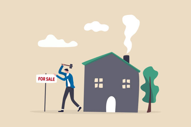 dom na sprzedaż, sprzedaż domu przeprowadzka do nowej koncepcji domu, właściciel domu młotek na sprzedaż znak przed swoim domem. - for sale stock illustrations