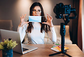 junge-bloggerin-in-brille-weiblich-filmt-ihren-vlog-und-zeigt-ihrem-publikum-sicher-zu-sein.jpg?b=1&s=170x170&k=20&c=EU0Je6qfgBpdxXUXBWkotX-Am5QsHMAuDoKD7FFgVB4=