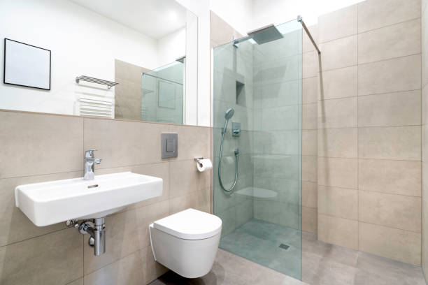 bagno moderno con doccia walk-in - bagno domestico foto e immagini stock