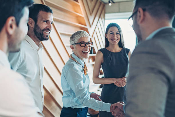 握手で取引を封印する - business relationship handshake business meeting ストックフォトと画像