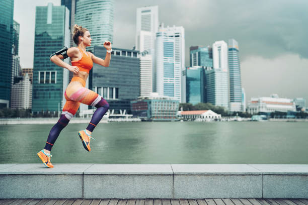 atleta corriendo en el fondo del paisaje urbano - grand river audio fotografías e imágenes de stock