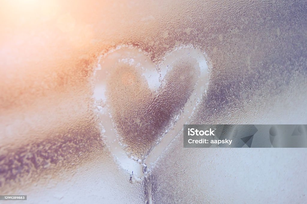 Cuore su vetro nebbioso. Cuore sullo sfondo di una finestra. Cuore simbolo d'amore disegnato sul vetro. - Foto stock royalty-free di Simbolo di cuore Cuore su vetro nebbioso. Cuore sullo sfondo di una finestra. Cuore simbolo d'amore disegnato sul vetro. - Foto stock royalty-free di Simbolo di cuore