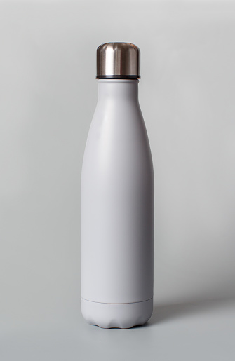 Botella reutilizable gris sobre fondo gris photo