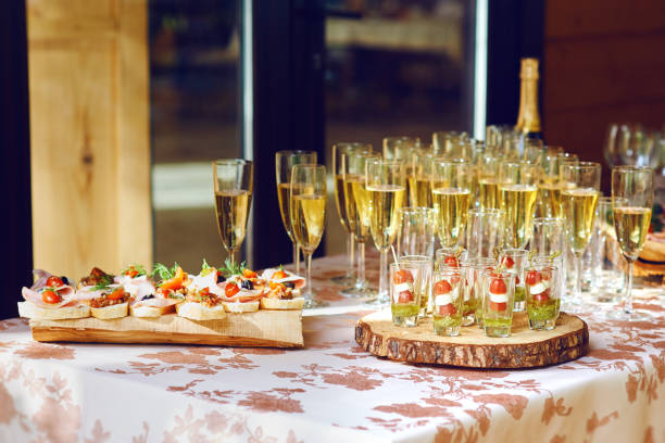 snack e bicchieri di champagne. tavolo a buffet - bruschetta buffet party food foto e immagini stock