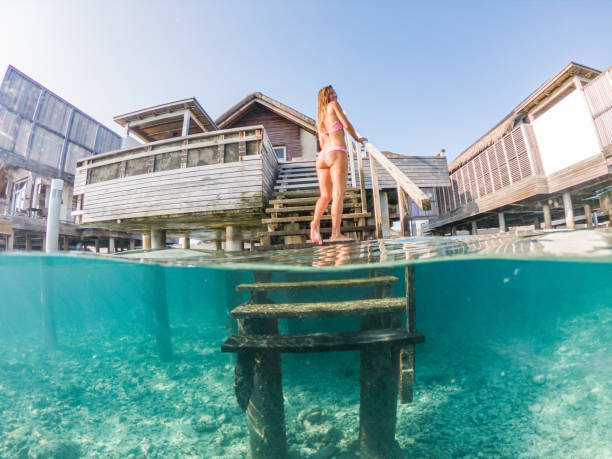 steht auf überwasser bungalows treppe, split-bildschirm unterwasser-schuss - split screen stock-fotos und bilder