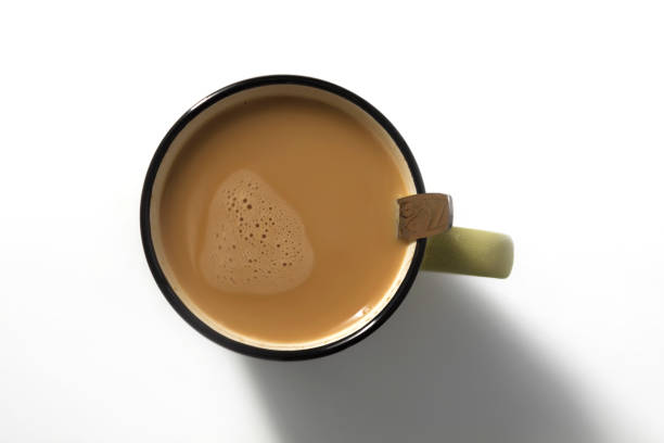 en el centro sobre un fondo blanco hay una taza profunda de café caliente con leche - coffee cup coffee cup bubble fotografías e imágenes de stock