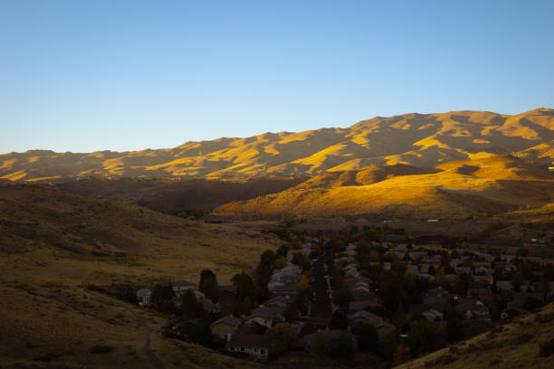 istock A neighborhood nestled in a valley 1299303973