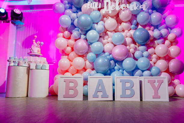 zona de fotos para uma festa de gênero feita de cubos e balões rosa e azul - balão enfeite - fotografias e filmes do acervo