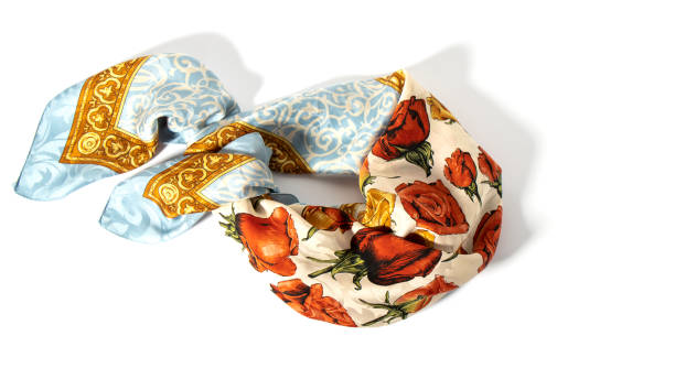 brillante bufanda azul claro brillante hecha de seda natural con rosas rojas, bellamente doblada sobre un fondo blanco. - neckerchief fotografías e imágenes de stock
