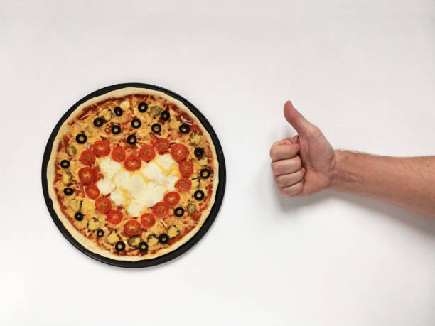 情人節的披薩，有紅心的櫻桃西紅柿。2 月 14 日假期概念和手大拇指 - cherry valentine 個照片及圖片檔