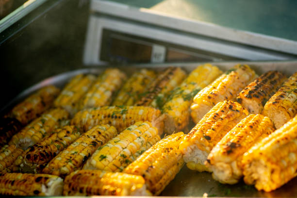 много барбекю на гриле кукурузы. уличная еда - corn corn on the cob grilled roasted стоковые фото и изображения