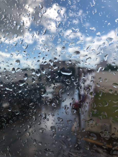deszcz spada w oknie. - gabriel_i zdjęcia i obrazy z banku zdjęć
