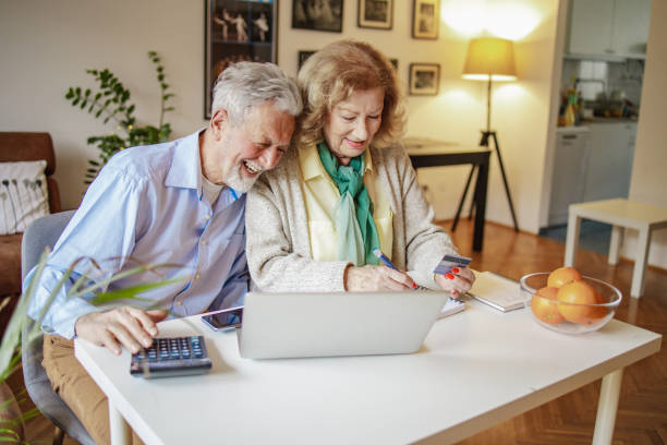 istock Seniors are planning home budget 1299333316
