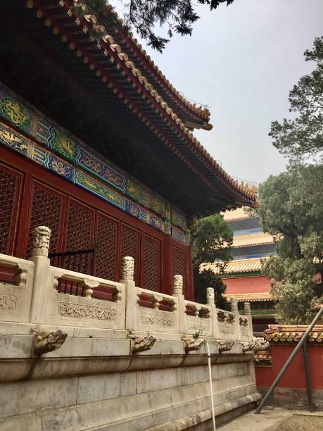 The Forbidden City (Chinese: 紫禁城; pinyin: Zǐjìnchéng) is a palace complex in Dongcheng District, Beijing, China, and with a total area of 720,000 square metres (7,800,000 sq ft), it is the largest palace in the world still in existence. In Summer. la ciudad prohibida (chino: 紫禁城; pinyin: zǐjìnchéng) es un complejo palaciego en el distrito de dongcheng, beijing, china, y con una superficie total de 720.000 metros cuadrados (7.800.000 pies cuadrados), es el palacio más grande del mundo todav