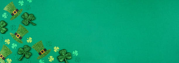 st patricks day shamrock y duende sombrero esquina borde sobre un fondo de bandera verde - corner photograph old paper fotografías e imágenes de stock