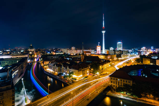 베를린 시티스케이프 앤슈어 리버 앳 나이트, 독일 - berlin germany night city motion 뉴스 사진 이미지