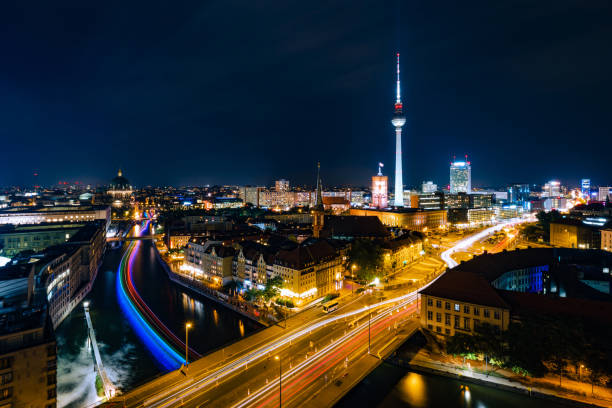 берлинский городской пейзаж и река шпрее ночью, германия - berlin germany night city motion стоковые фото и изображения