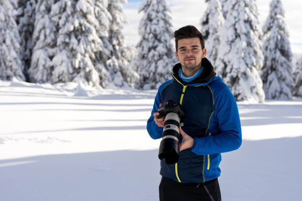 homem maduro tirando fotos no idílio de inverno julian alpes, eslovênia, europa - sport exercising men julian alps - fotografias e filmes do acervo