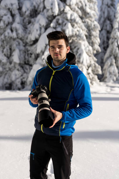 homem maduro tirando fotos no idílio de inverno julian alpes, eslovênia, europa - sport exercising men julian alps - fotografias e filmes do acervo