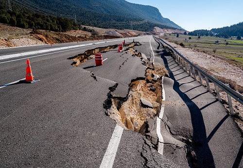 Carretera de asfalto colapsada y grietas en la carretera photo
