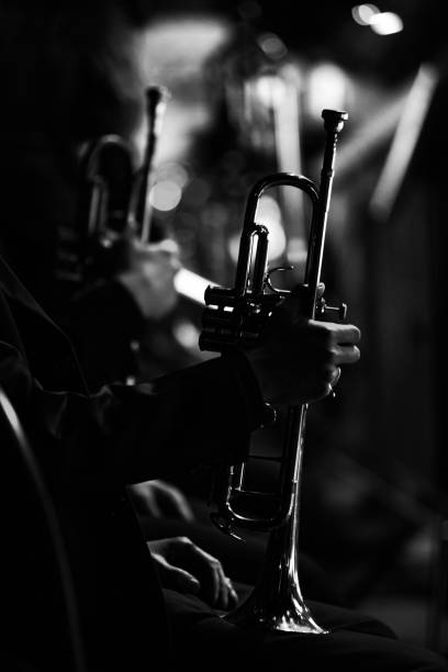silhouette d’une trompette dans les mains d’un musicien - trompette photos et images de collection