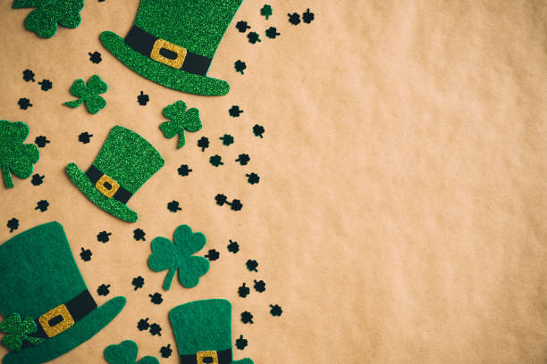 regional Algún día Democracia Concepto Del Día De San Patricio Feliz Composición Plana Con Sombreros Verdes Y Hojas De Trébol Shamrock Sobre Fondo De Papel Kraft Vintage Estilo Retro Foto de stock y más banco de regional Algún día Democracia Concepto Del Día De San Patricio Feliz Composición Plana Con Sombreros Verdes Y Hojas De Trébol Shamrock Sobre Fondo De Papel Kraft Vintage Estilo Retro Foto de stock y más banco de