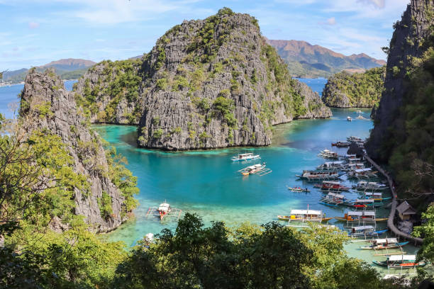 widok na zatokę coron na filipinach, wyspę busuanga. punkt widokowy jest w drodze do jeziora kayangan. aby tam wybrać się na jednodniową wycieczkę łodzią na tropikalne plaże, laguny i jeziora. - kayangan lake zdjęcia i obrazy z banku zdjęć