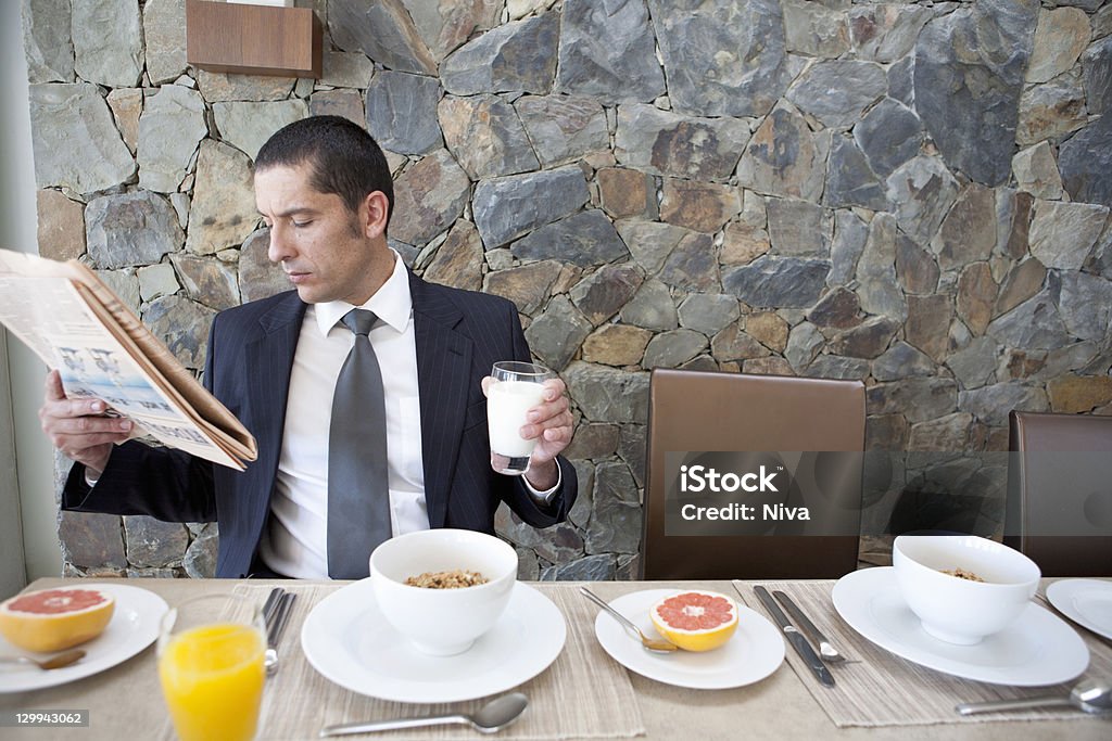 Homme d'affaires manger du petit déjeuner - Photo de Lait libre de droits