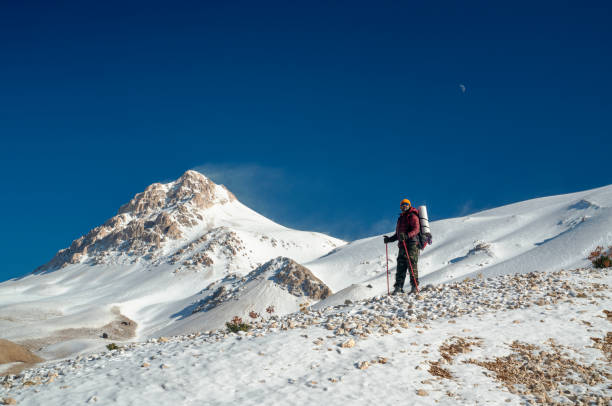 uomo che escursioni in montagna in inverno - turkey extreme terrain snow nature foto e immagini stock