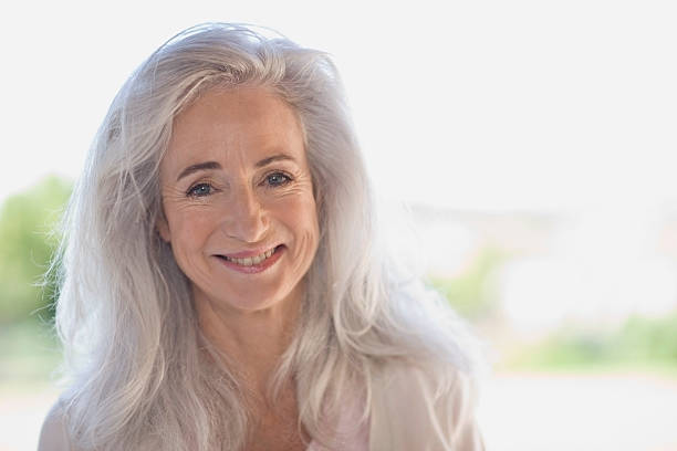 edad mujer sonriendo al aire libre - white hair fotografías e imágenes de stock