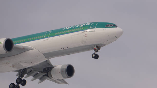 l’airbus a330 d’aer lingus se prépare à atterrir à l’aéroport international o’hare de chicago. - airport usa business ohare airport photos et images de collection