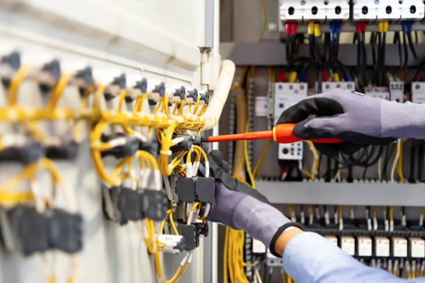los electricistas trabajan para conectar cables eléctricos en el sistema. - aparatos electricos fotografías e imágenes de stock
