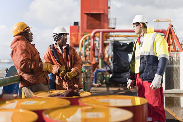 operai parlano sul oil rig - working platform foto e immagini stock