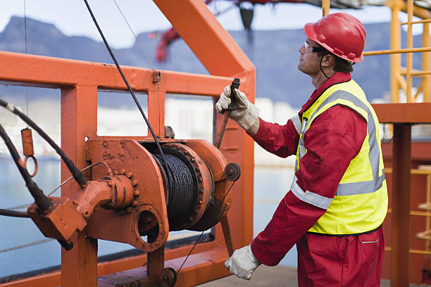 trabalhador spooling cabo na plataforma petrolífera - crane drilling rig drilling oil rig - fotografias e filmes do acervo