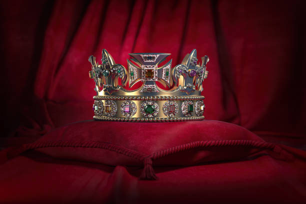 couronne d’or sur le symbole royal rouge de fond de velours, couronnement. - crown king queen gold photos et images de collection