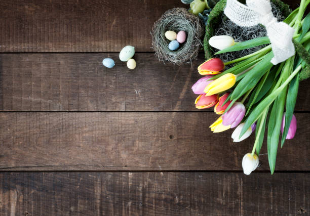 tulipas da primavera da páscoa enquadram fundo rústico - easter basket eggs yellow - fotografias e filmes do acervo