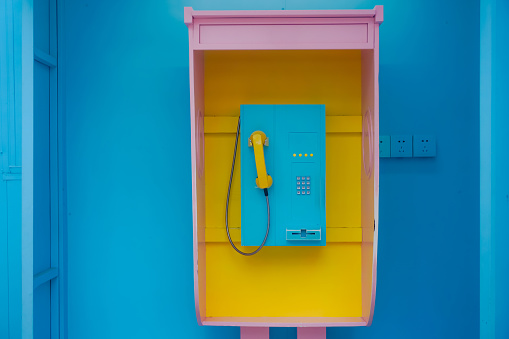 Cabina de teléfono de la ciudad multicolor brillante photo