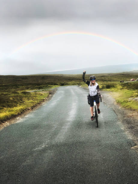 radsportlerin in yorkshire dales - cyclist cycling road women stock-fotos und bilder