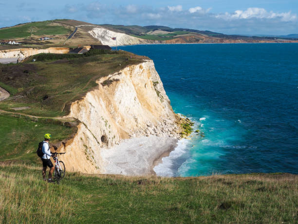 cycliste au sommet d’une falaise, île de wight - cycling senior adult sports helmet men photos et images de collection