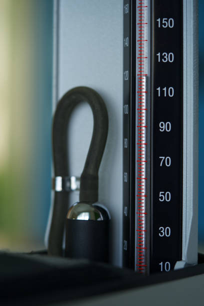 sphygmomanometer - hypertensive blood pressure gauge mercury physical pressure stock-fotos und bilder