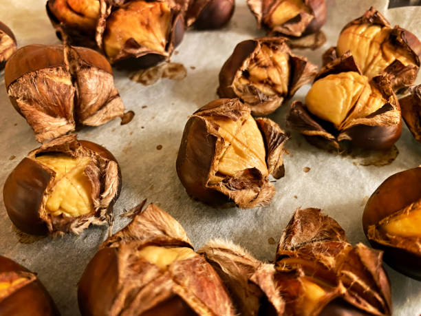 castañas asadas - chestnut roasted heat roasted chestnut fotografías e imágenes de stock