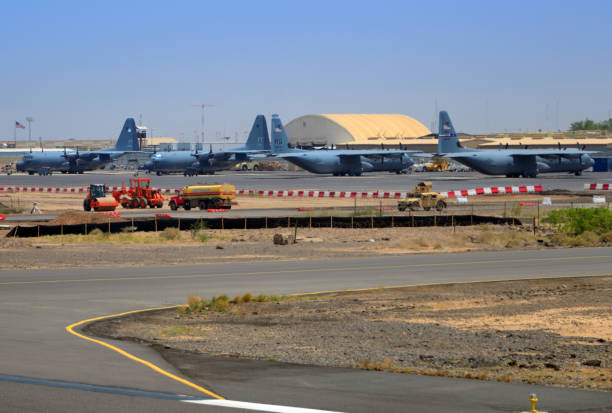 キャンプレモニエ、ジブチ・アンブーリ国際空港、ジブチ市、ジブチ市での米空軍ヘラクレスc-130航空機 - military transport airplane ス��トックフォトと画像