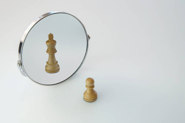 pedone degli scacchi che si immagina come un re, pedone in uno specchio essendo un re - strategy chess conflict chess board foto e immagini stock